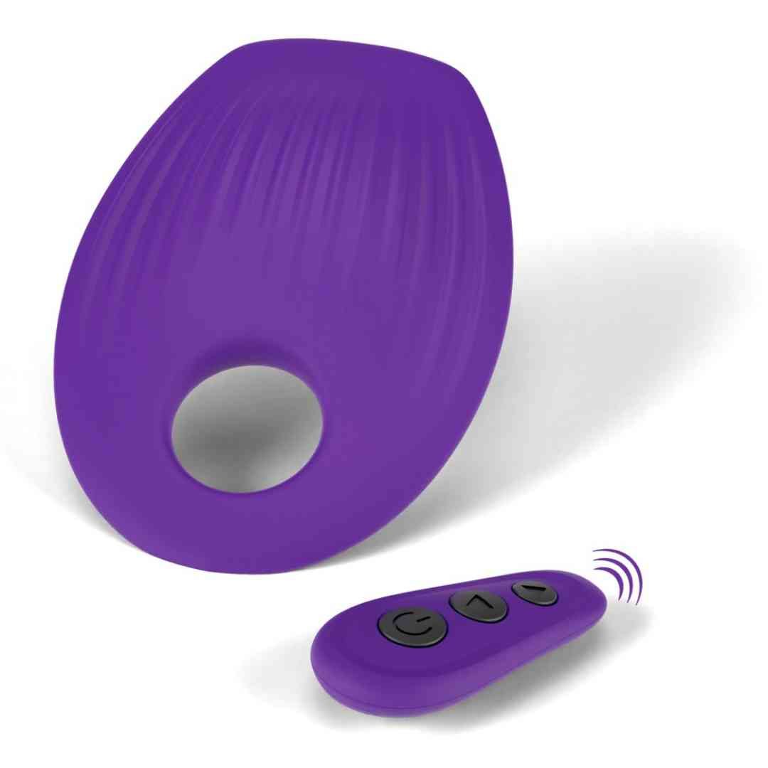 Lila Vibrationsring und Fernbedienung. Ring mit geriffelter Oberfläche und Loch. Fernbedienung mit drei Knöpfen.