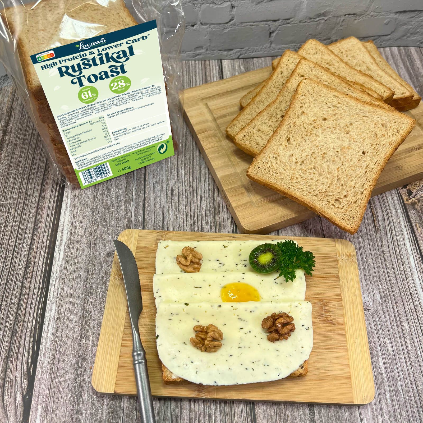 Mehrere Scheiben Toastbrot mit Belag auf Holzbrettern. Eine Packung Toastbrot im Hintergrund.
