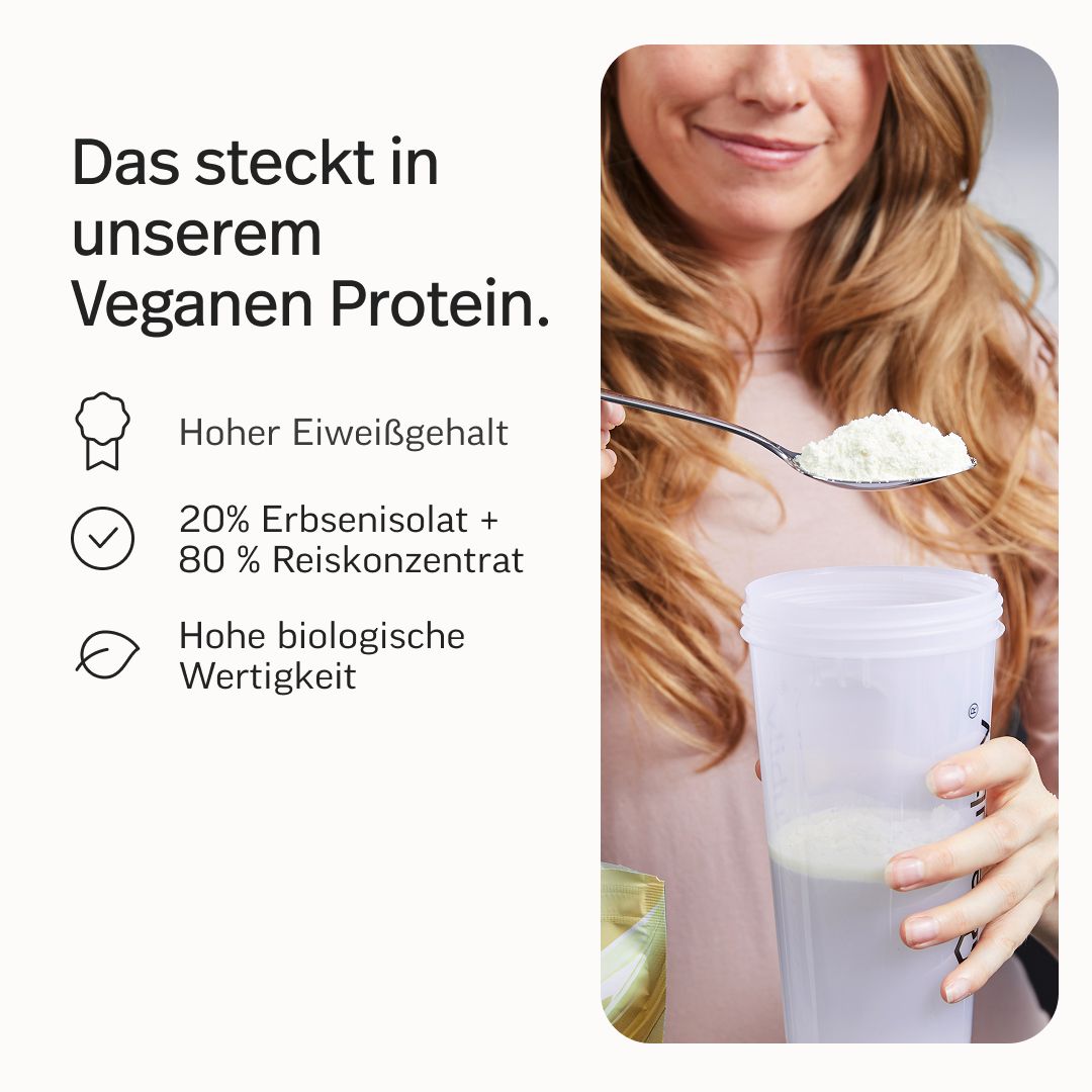 Frau gibt Pulver mit Löffel in Shaker. Hoher Eiweißgehalt, 20% Erbsenisolat + 80% Reiskonzentrat, hohe biologische Wertigkeit.