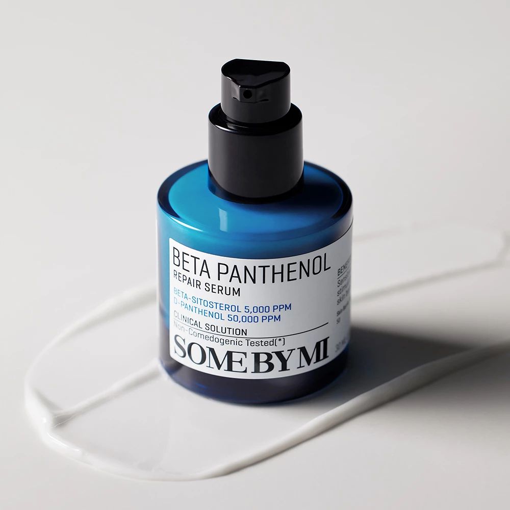 Blau-transparente Flasche mit schwarzem Pumpkopf. Beschriftung: Beta Panthenol Repair Serum, SOME BY MI. Produkt auf weißem Untergrund.