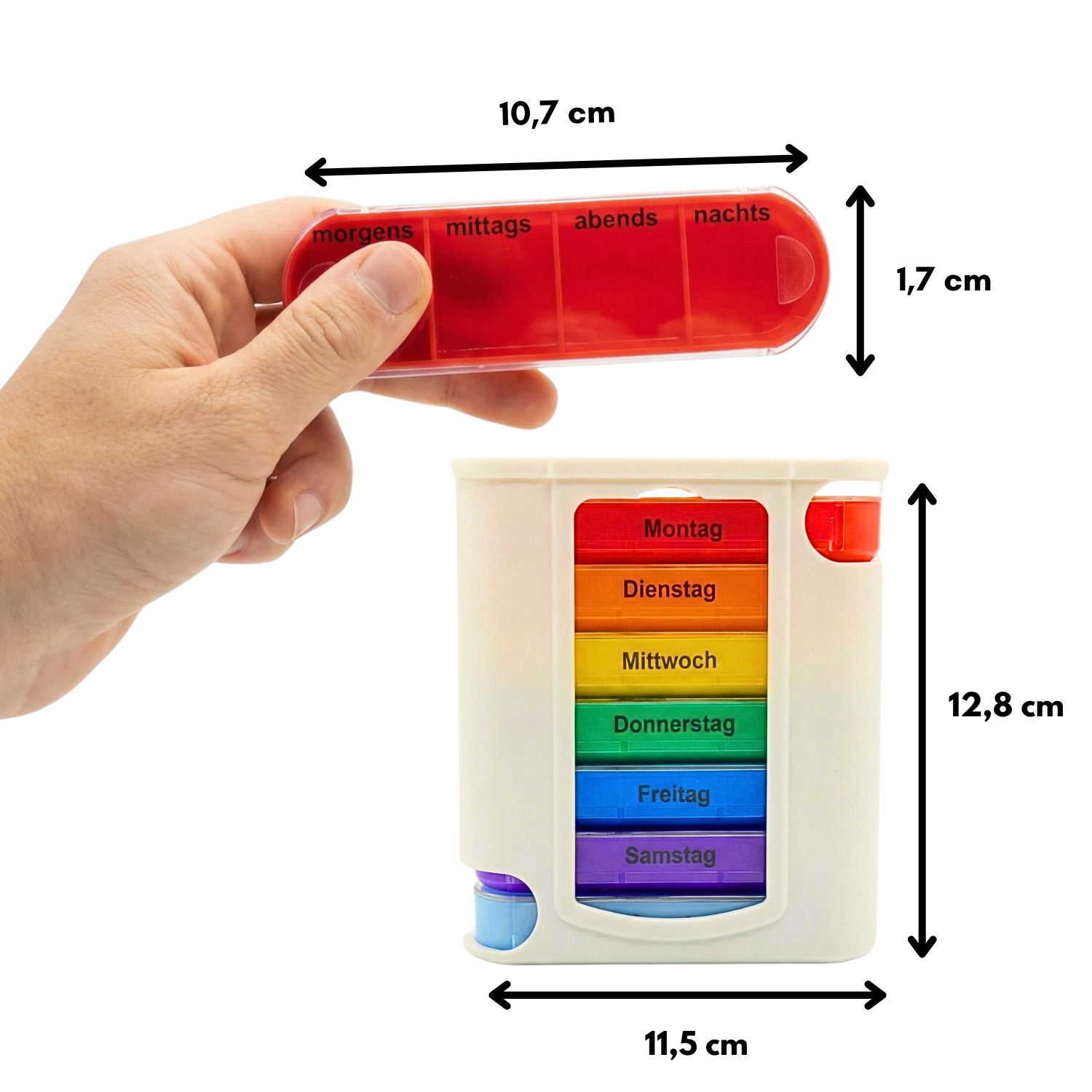 Tablettenbox, weiß, mit sieben farbigen Fächern für die Wochentage. Ein rotes Fach wird von einer Hand gehalten. Maße sind angegeben.