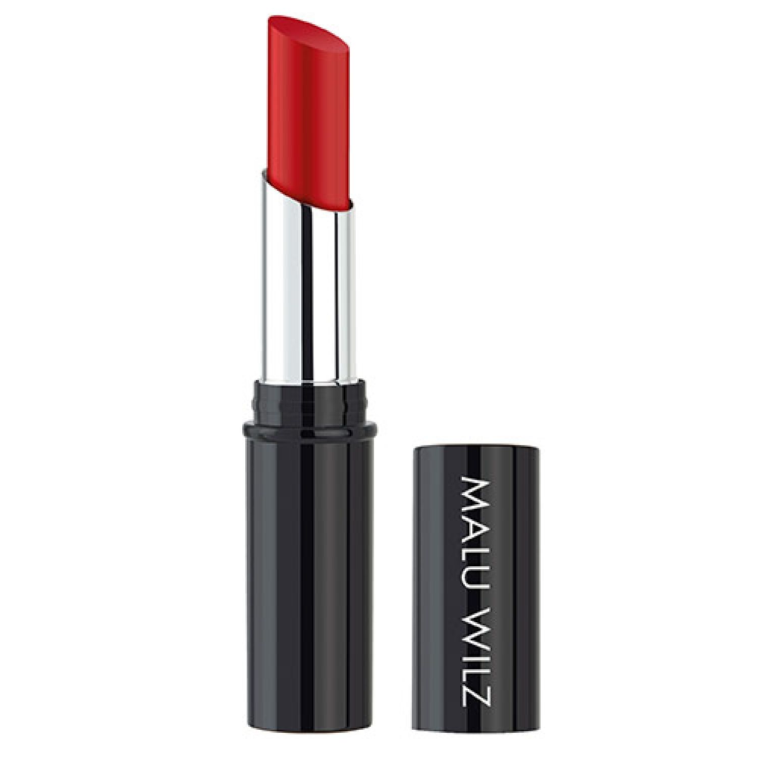 Roter Lippenstift in schwarzer Hülse. Deckel mit MALU WILZ Schriftzug. Geöffnet, Stift sichtbar.