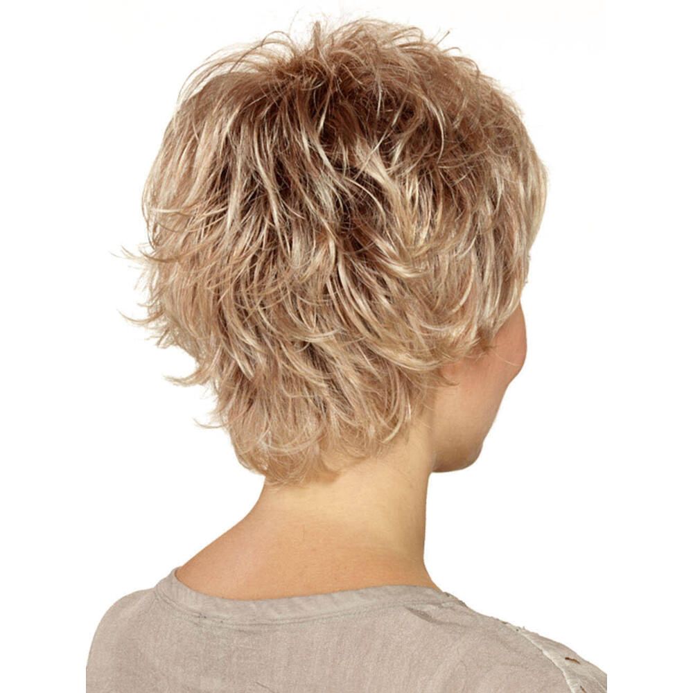 Kurzhaarperücke in Blondtönen. Rückansicht. Die Frau trägt ein graues Oberteil.