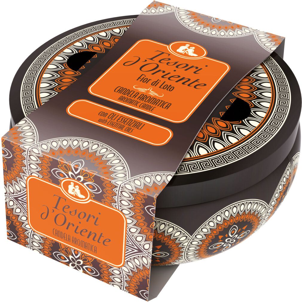 Runde, schwarze Aromakerze mit Verpackung. Aufschrift: Tesori d'Oriente, Fior di Loto, Candela Aromatica, mit ätherischen Ölen.