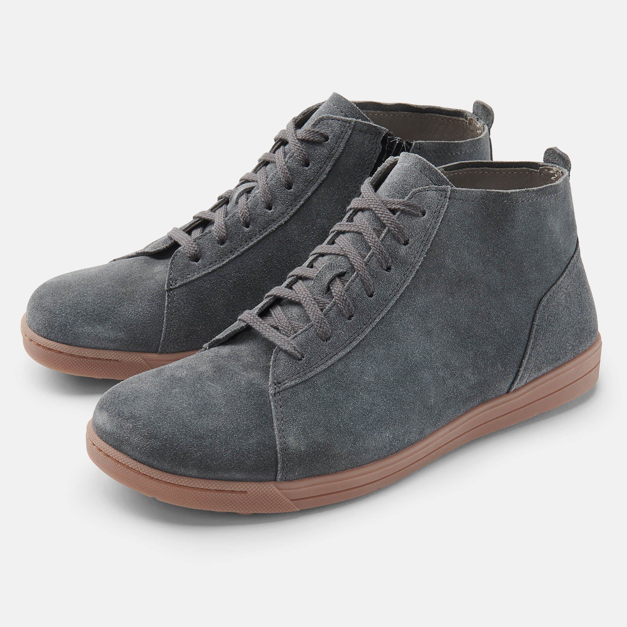 Graue Stiefeletten mit Schnürsenkeln und Reißverschluss. Braune Sohle. Breite Passform.