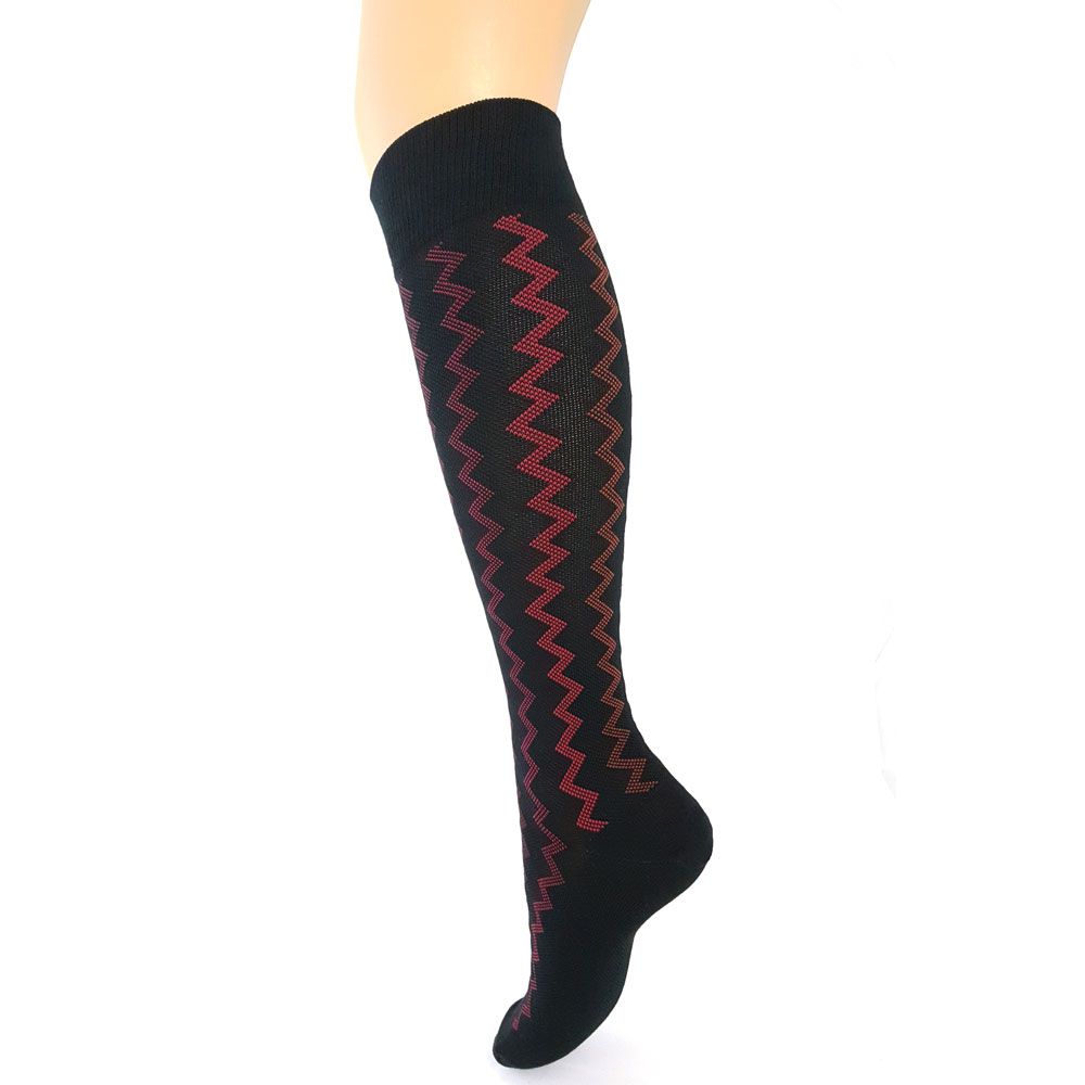 Schwarze Kniestrümpfe mit rotem Zickzackmuster. Auf einem Beinmodell präsentiert.