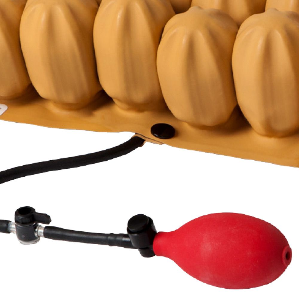 Aufblasbares Kissen mit Luftpumpe und Schlauch.