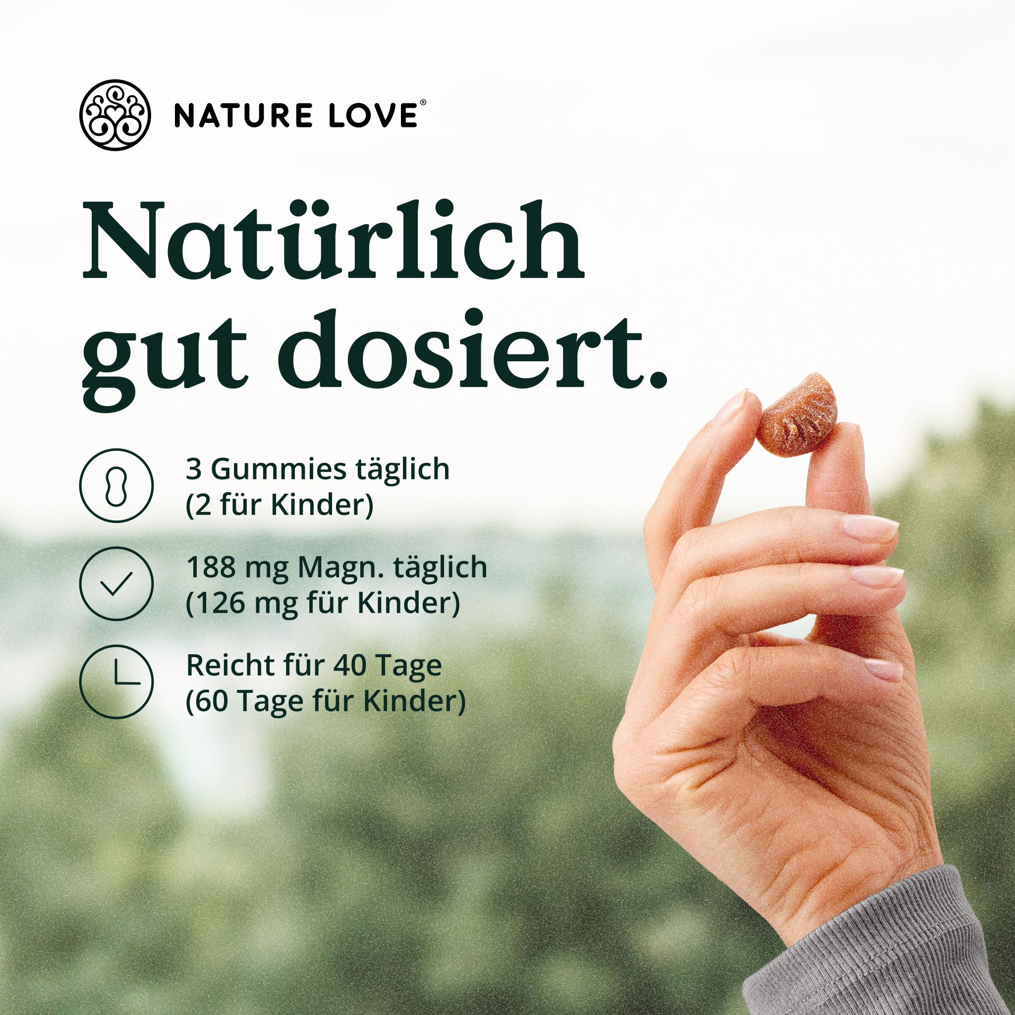 Hand hält eine braune Gummy. Text: Natürlich gut dosiert. 3 Gummis täglich, 188 mg Magn.