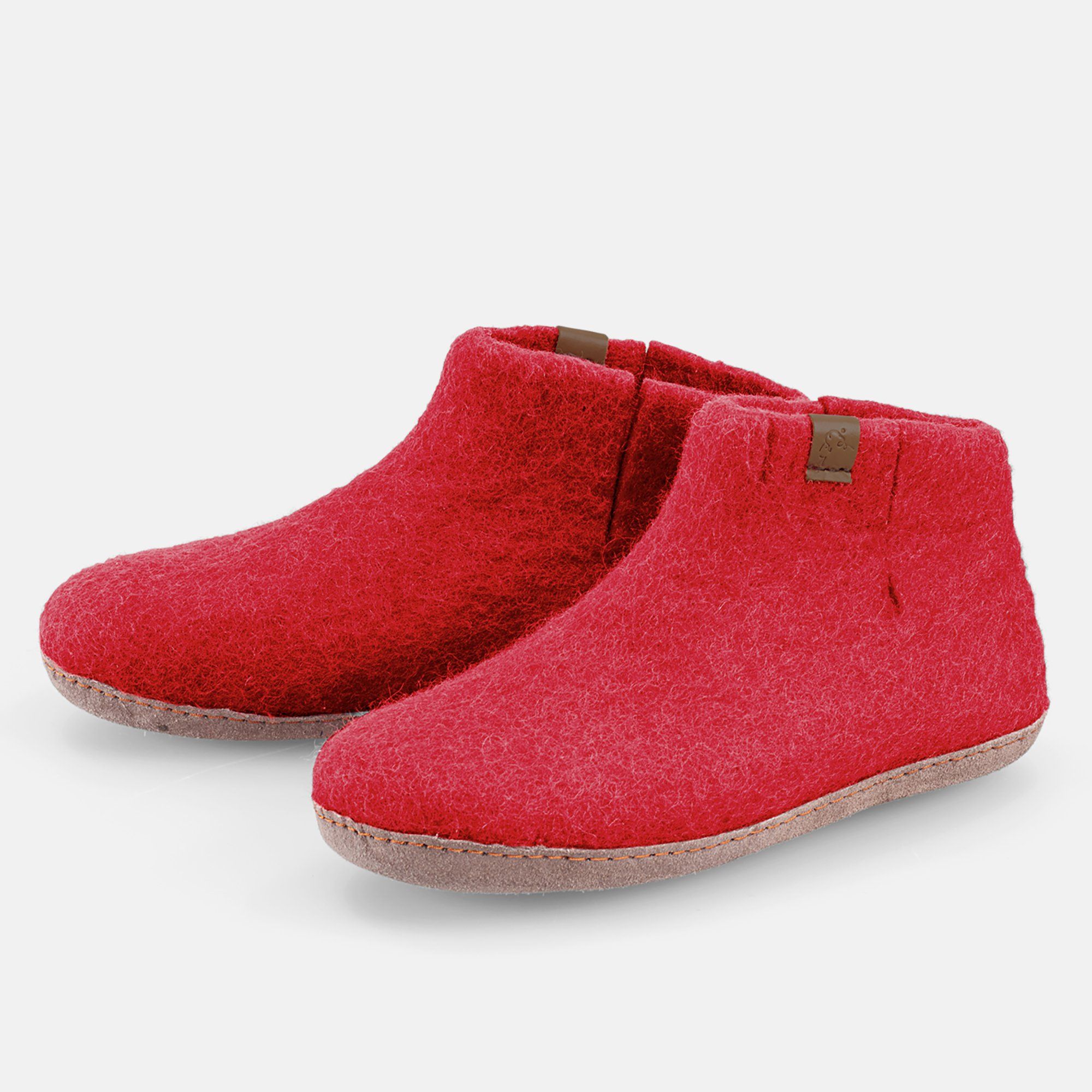 Rote Filz-Hausschuhe, breite Passform. Zwei Schuhe nebeneinander, seitliche Ansicht. Braune Sohle und Details.