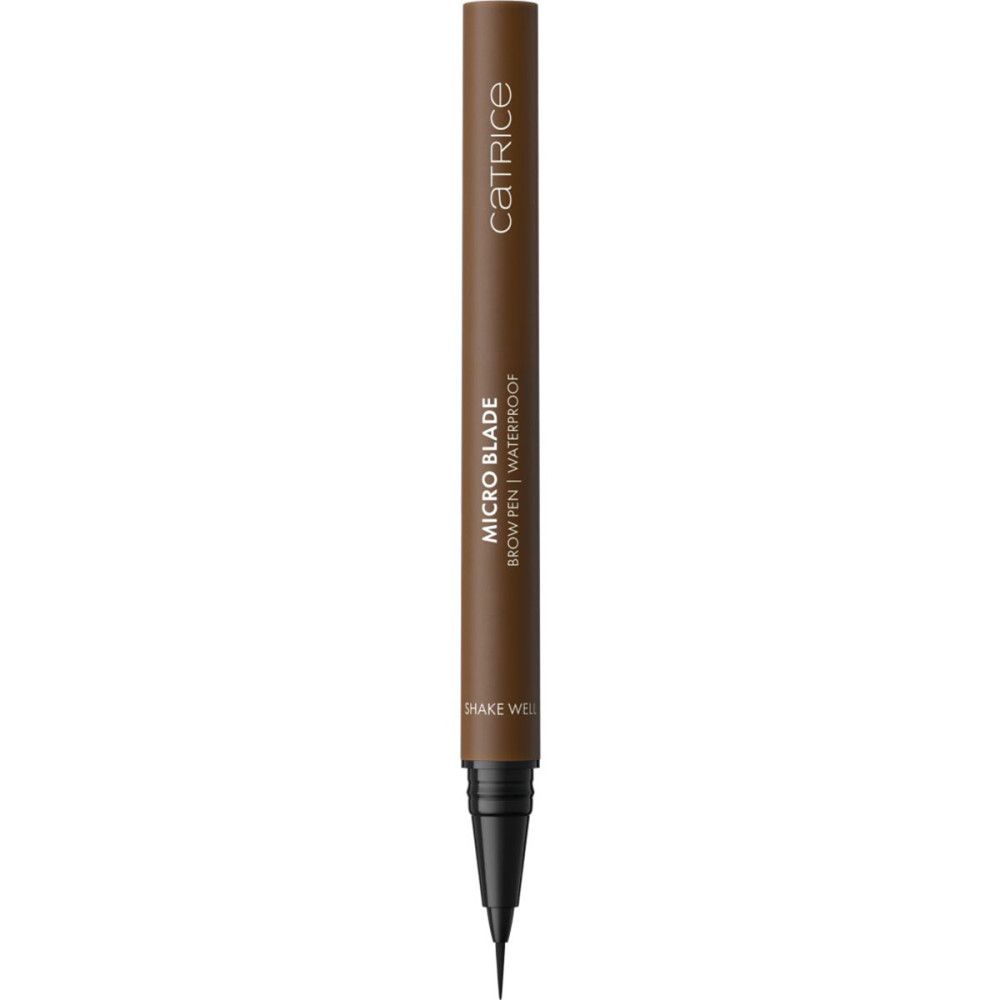 Brauner Augenbrauenstift mit schwarzer Spitze. Aufschrift: CATRICE, MICRO BLADE, BROW PEN | WATERPROOF. Aufschrift: SHAKE WELL.
