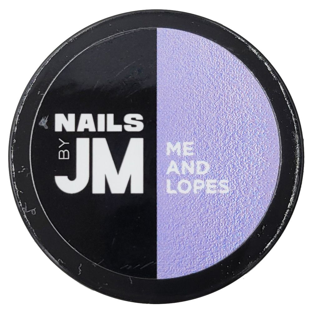 Runder Behälter, geteilt in Schwarz und Lila. Auf Schwarz steht weiß "NAILS BY JM". Auf Lila steht "ME AND LOPES".