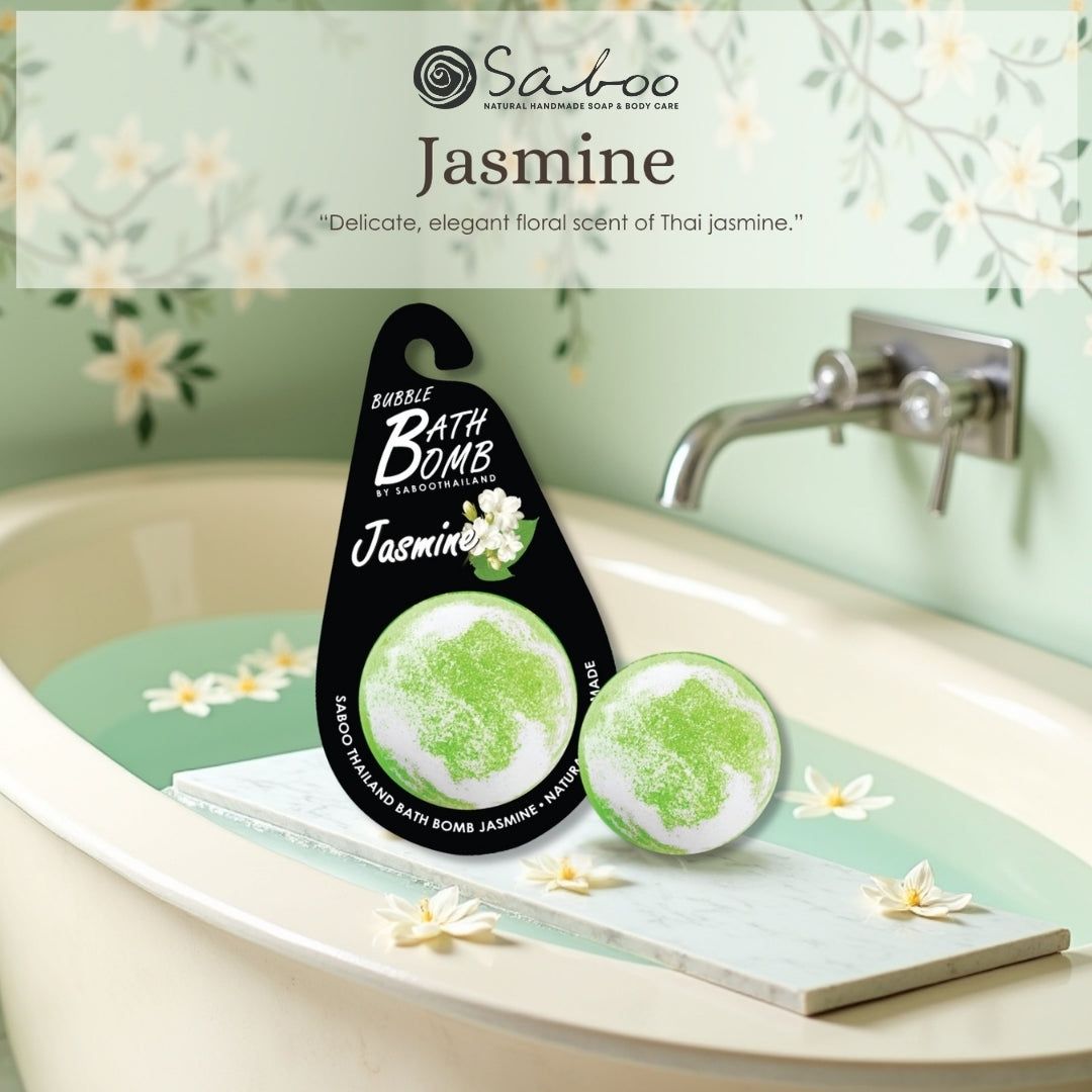 Zwei Badebomben im Bad. Marke: SABOO. Text: Bubble Bomb Jasmin. Badewanne mit Jasminblüten.