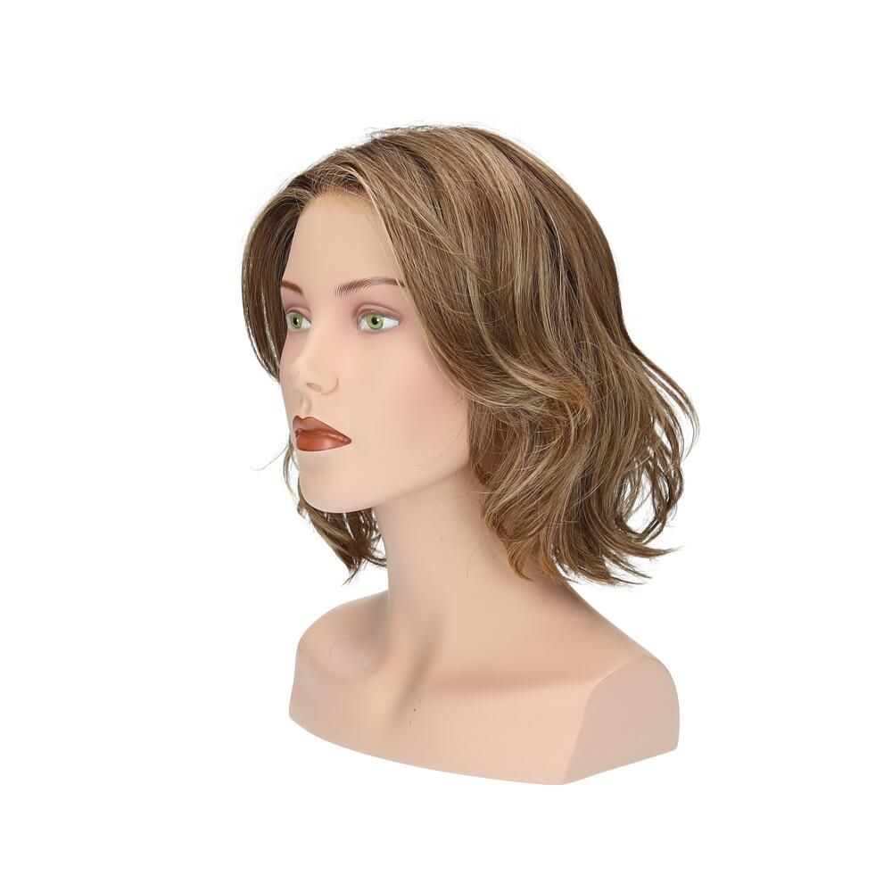 Perücke Lilie von trendhair auf einem Schaufensterkopf. Blonde, gewellte Haare. Seitenansicht.