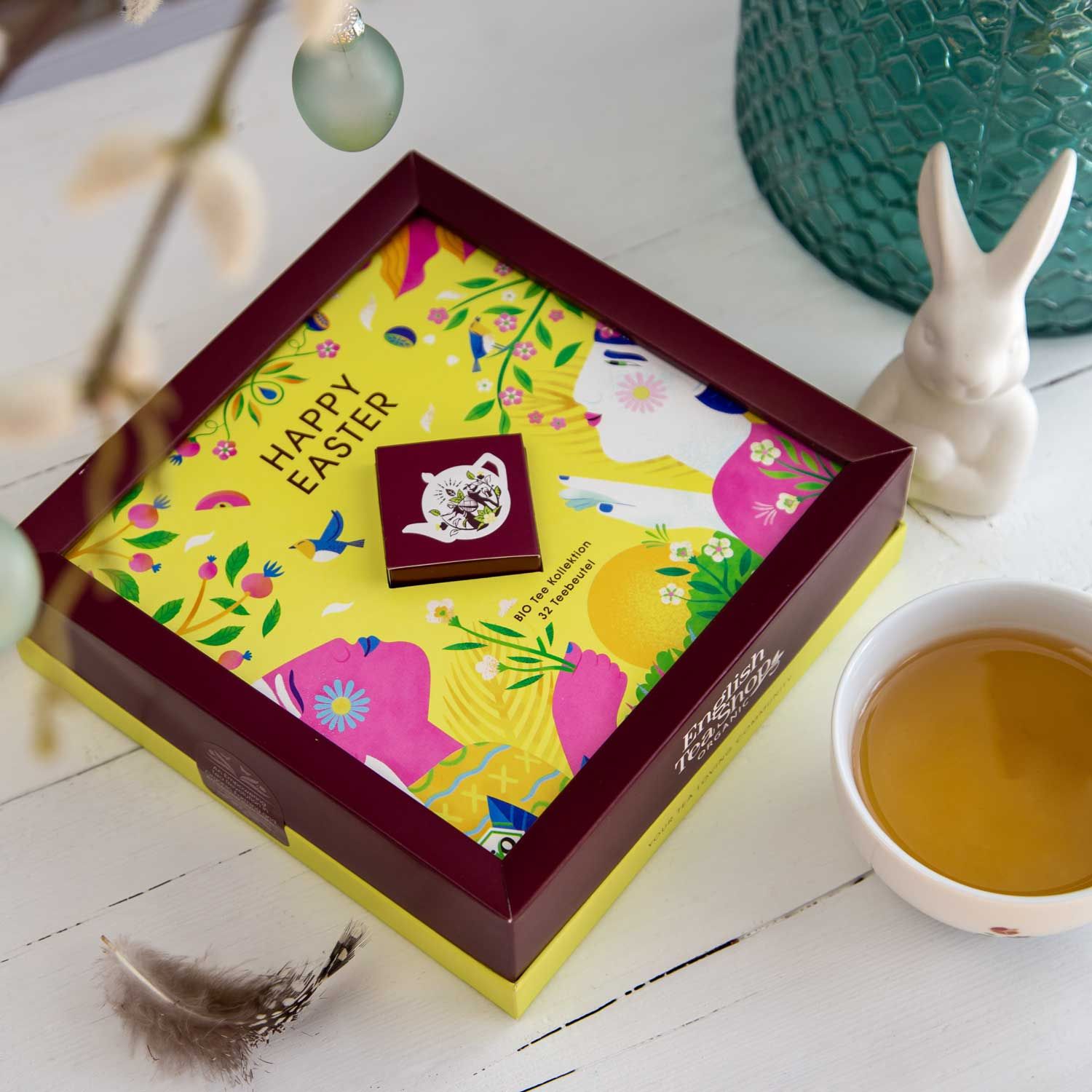 Geschenkbox "Happy Easter" mit Teebeuteln und Teetasse. Bio-Siegel. Teetasse mit Tee.