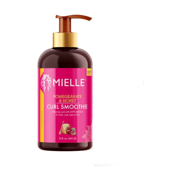 Flasche mit Pumpe. Aufschrift: Mielle, Granatapfel & Honig, Curl Smoothie. Rosa Etikett, braune Flüssigkeit.