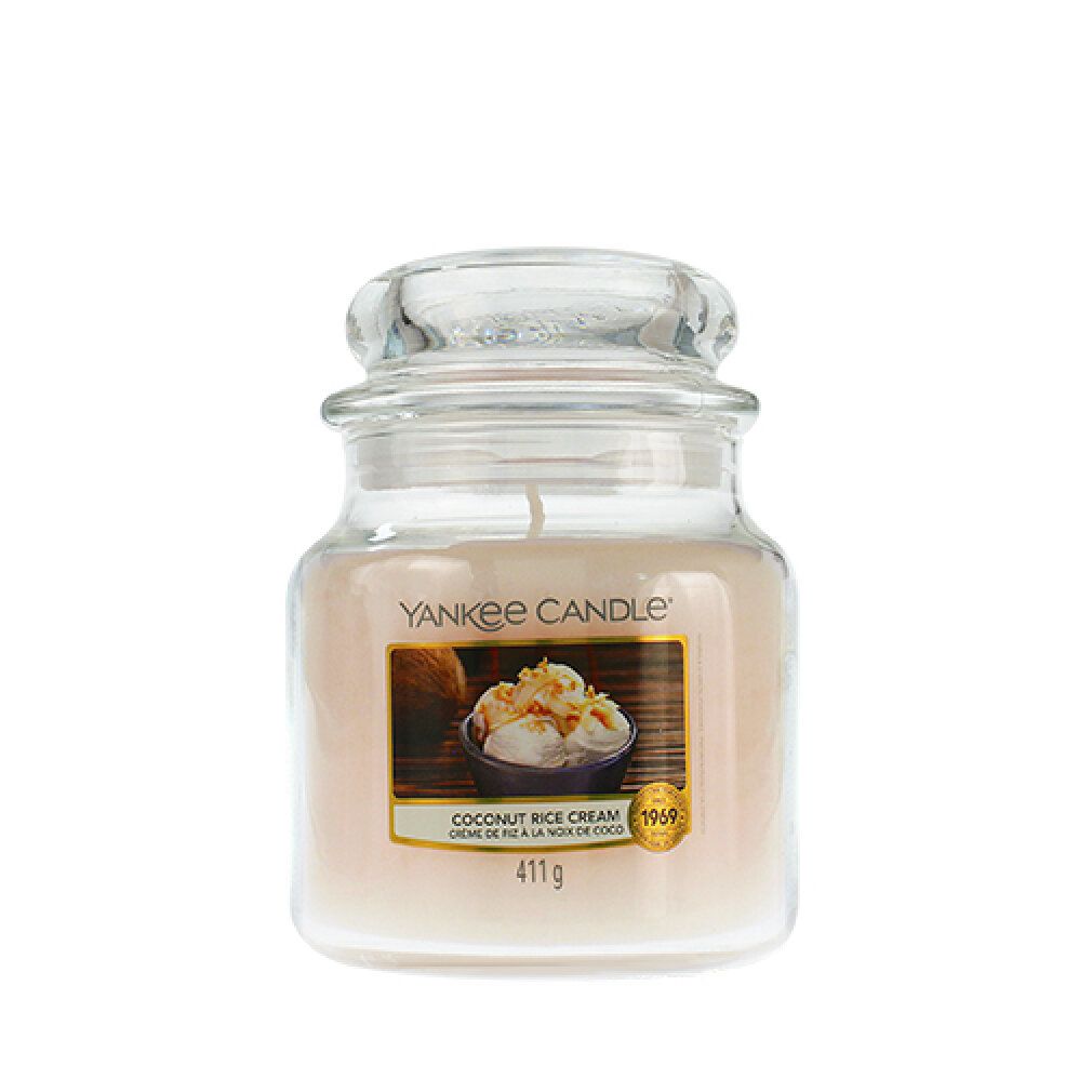 Yankee Candle Duftkerze Coconut Rice Cream. Glasbehälter mit Deckel. Etikett mit Produktbild und Text. 411g.