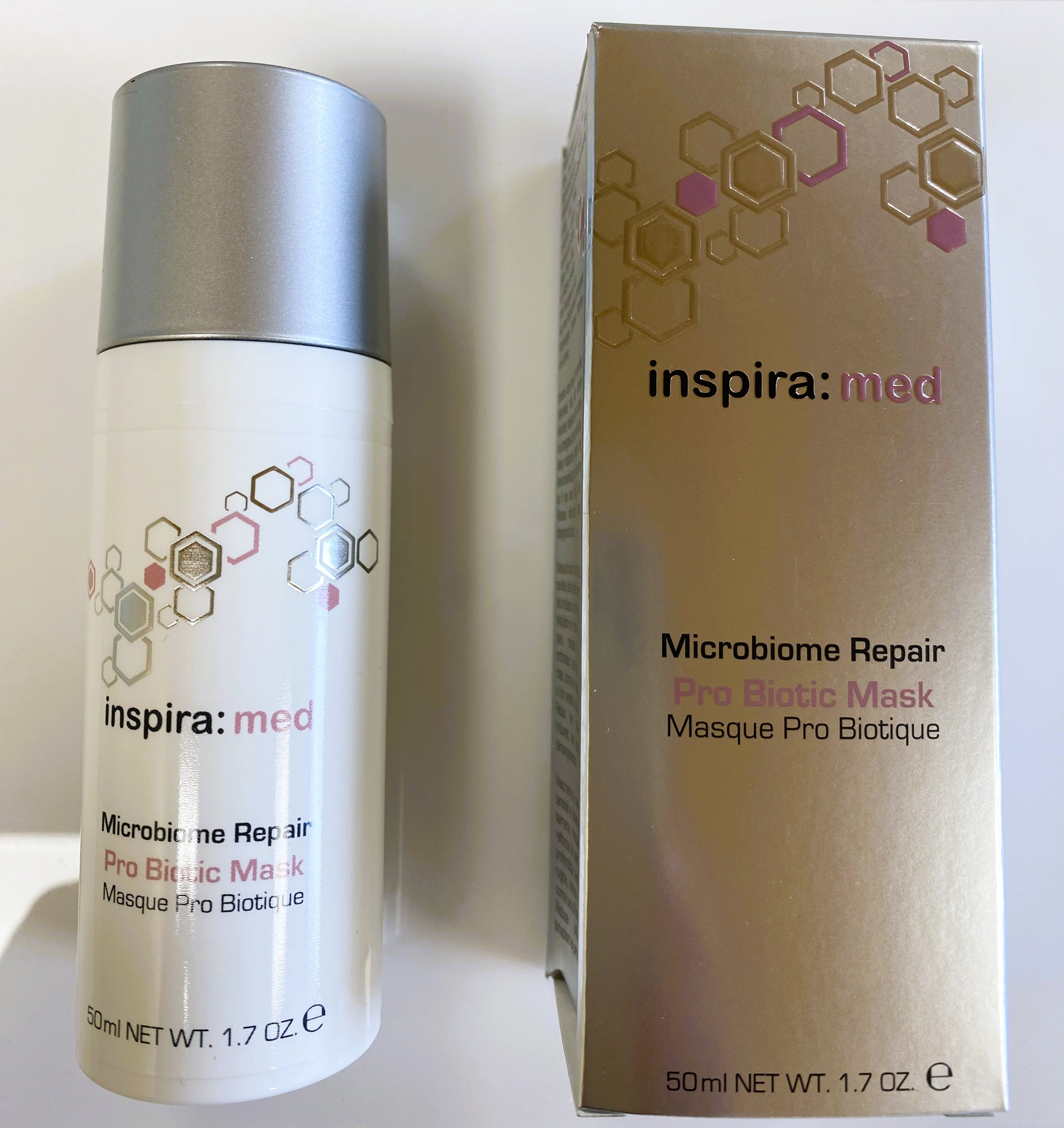 Weiße Flasche und Karton von inspira:med. Aufschrift: Microbiome Repair Pro Biotic Mask. Silberner Deckel. 50ml NET WT. 1.7 oz e.