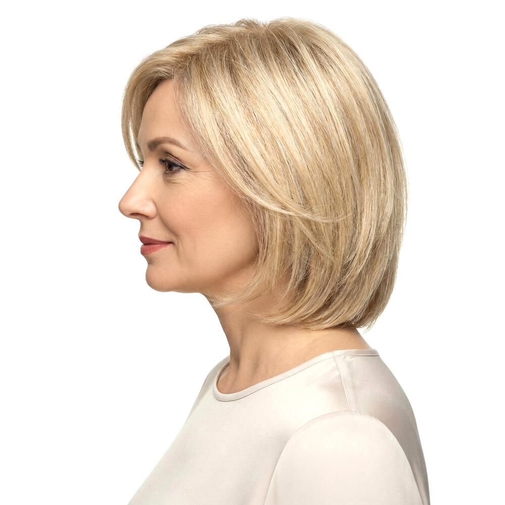 Blonde Perücke mit kurzem, gewelltem Schnitt. Seitenansicht einer Frau.