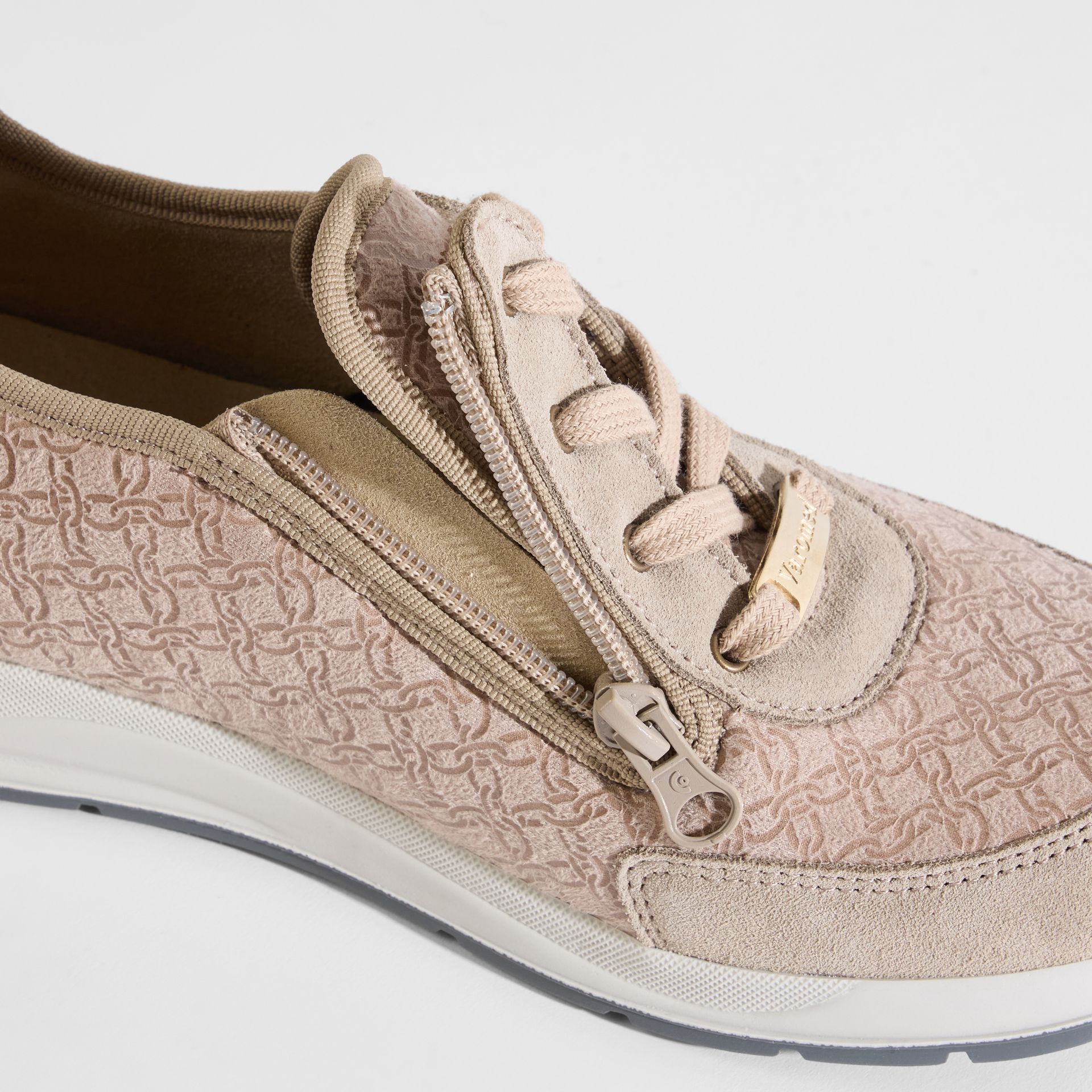 Beige Damenschuhe mit Reißverschluss und Schnürsenkeln, gemustertes Obermaterial.