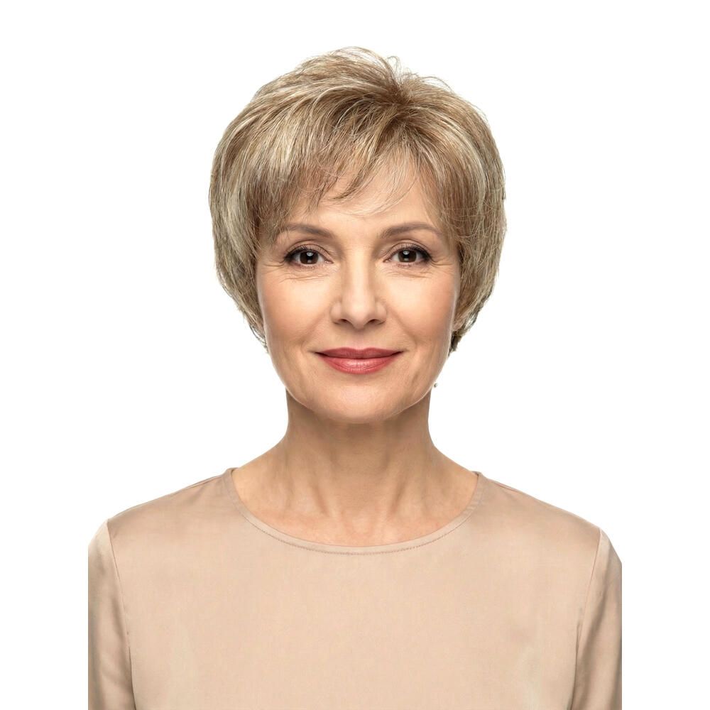 Kurze, blonde Perücke. Frontale Ansicht einer Frau mit der Perücke. Beige Oberteil.