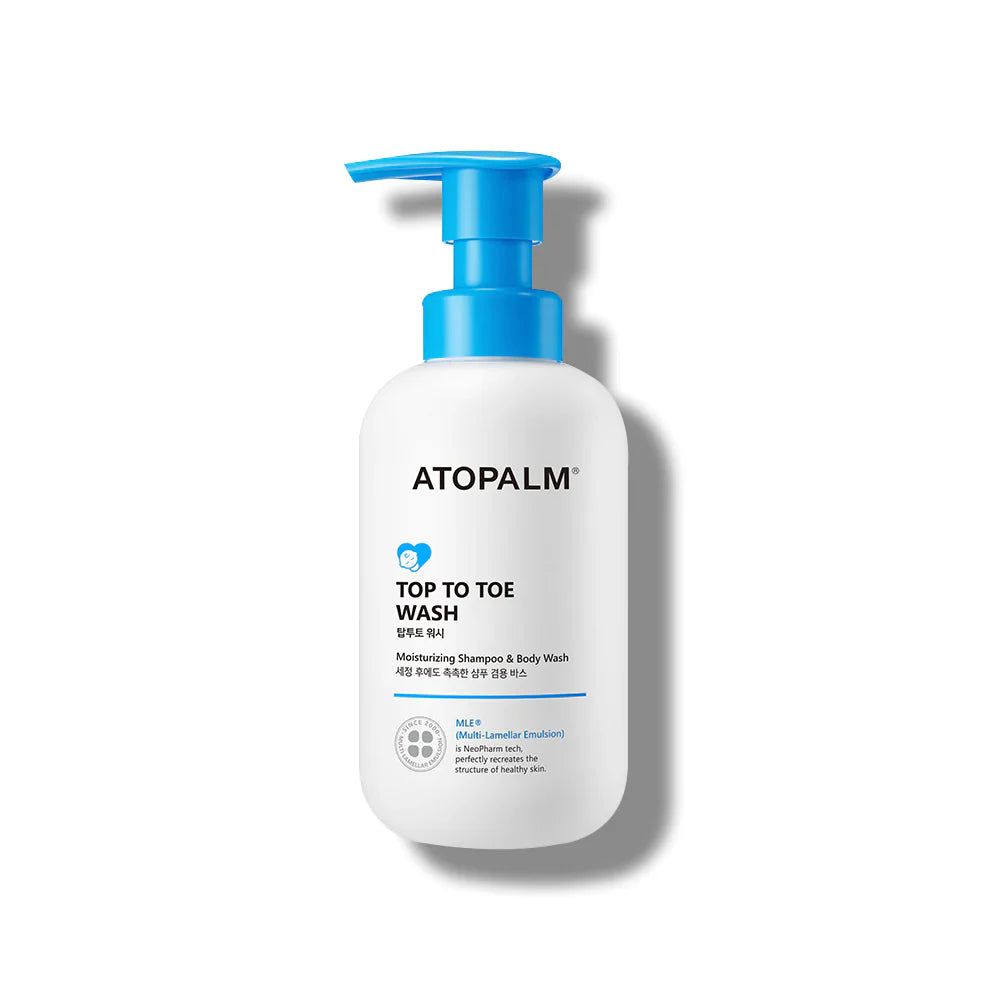 Weiße Flasche mit blauem Pumpkopf. Aufschrift: ATOPALM, TOP TO TOE WASH. Produkt für Babys.