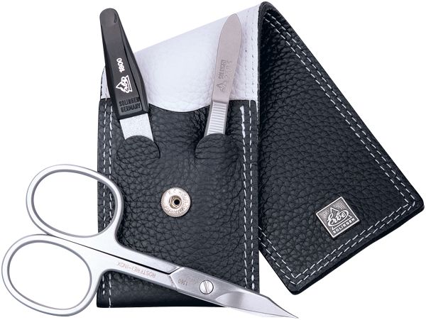 Schwarzes Leder-Etui mit silbernen Nagelscheren, Feile und Messer. Weißes Innenfutter. Logo.