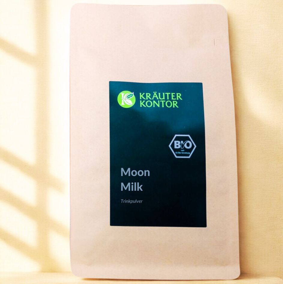 Beutel mit Kräuterkontor Moon Milk. Aufkleber mit Logo, Produktname und Bio-Siegel. Beutel aus braunem Papier.