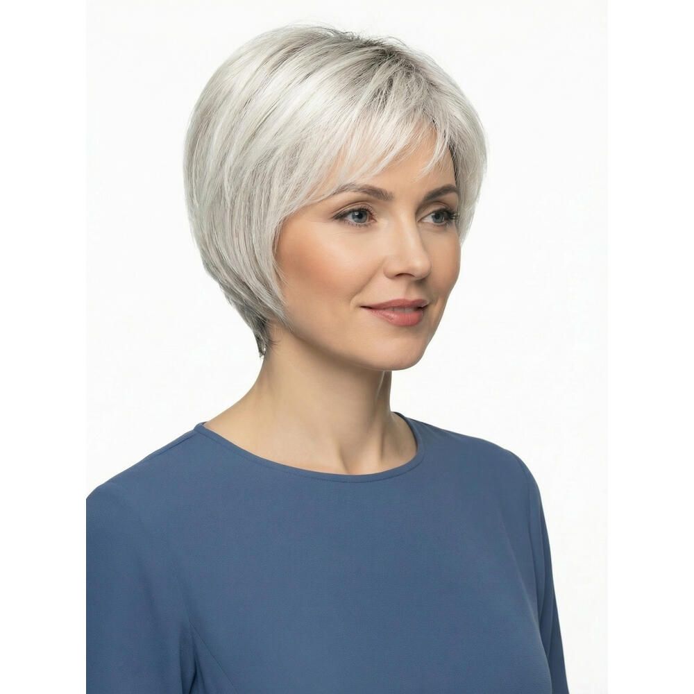 Perücke mit kurzem, grauem Haar. Frau in blauem Oberteil.