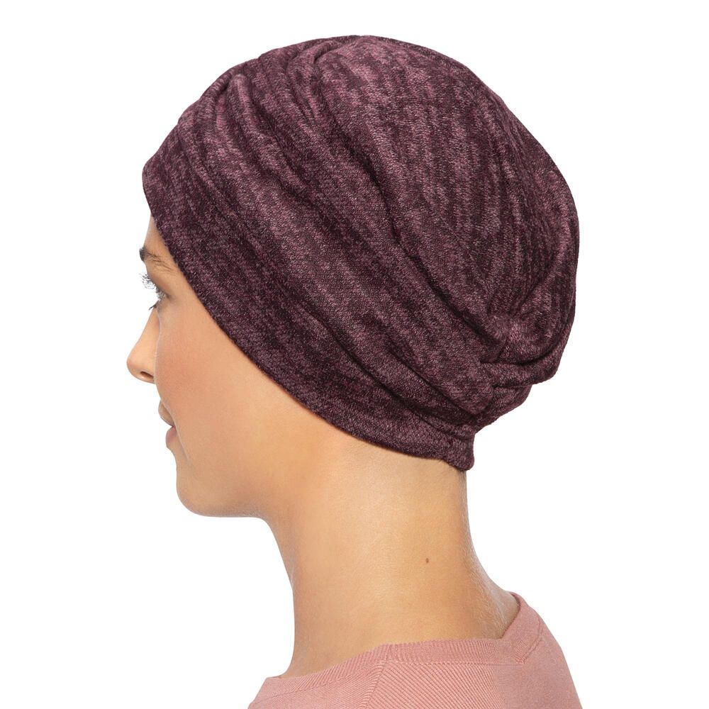 Burgundviolett Turban. Seitenansicht. Der Turban bedeckt den Kopf. Stoffstruktur sichtbar. Keine Person.