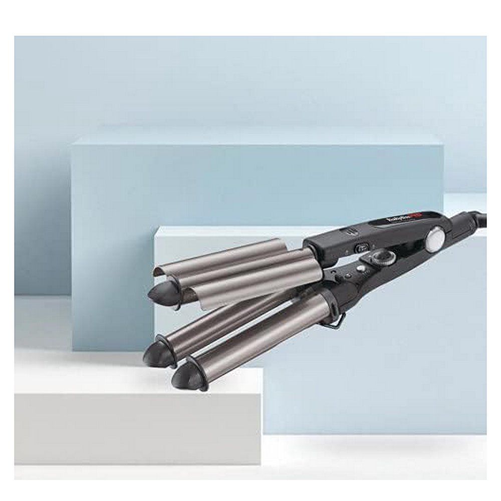 Babyliss Lockenstab mit drei Wellenwalzen auf stilisiertem Hintergrund.
