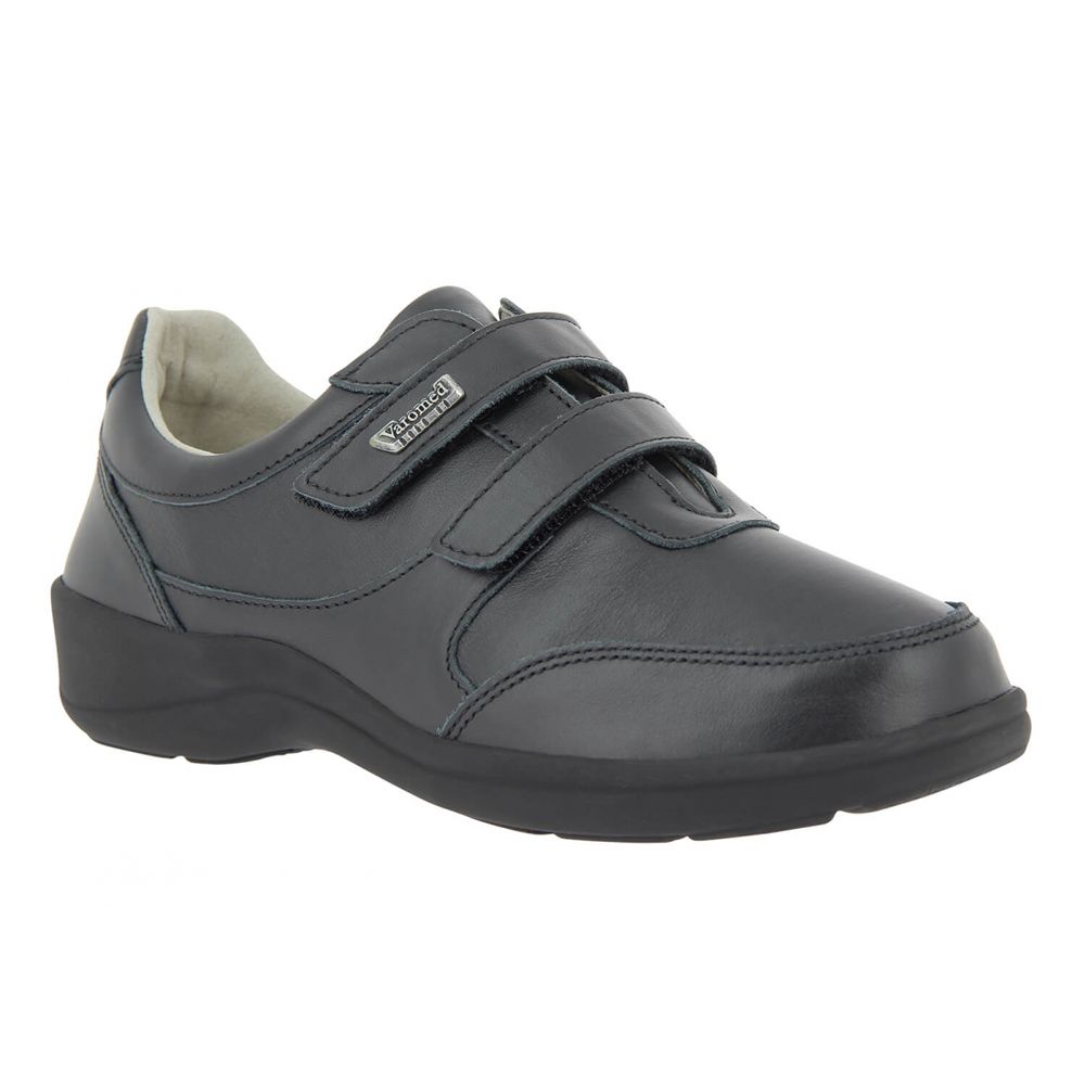 Schwarzer Klettschuh mit schwarzer Sohle. Zwei Klettverschlüsse. Marke Varomed.