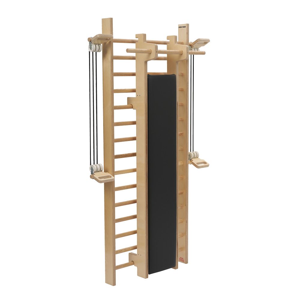 Sprossenwand mit Sprossen, Seilzügen und einer schwarzen Polsterung.