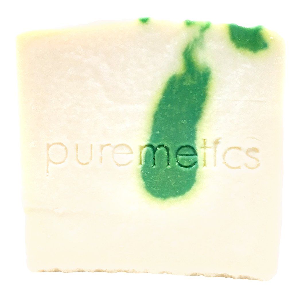 Weißer Seifenblock mit grünen Einschlüssen und Prägung "puremetics".