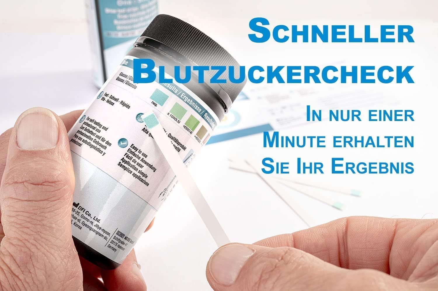 Person hält Teststreifen. Im Hintergrund: Behälter und Farbtabelle. Text: Schneller Blutzuckercheck, in nur einer Minute.