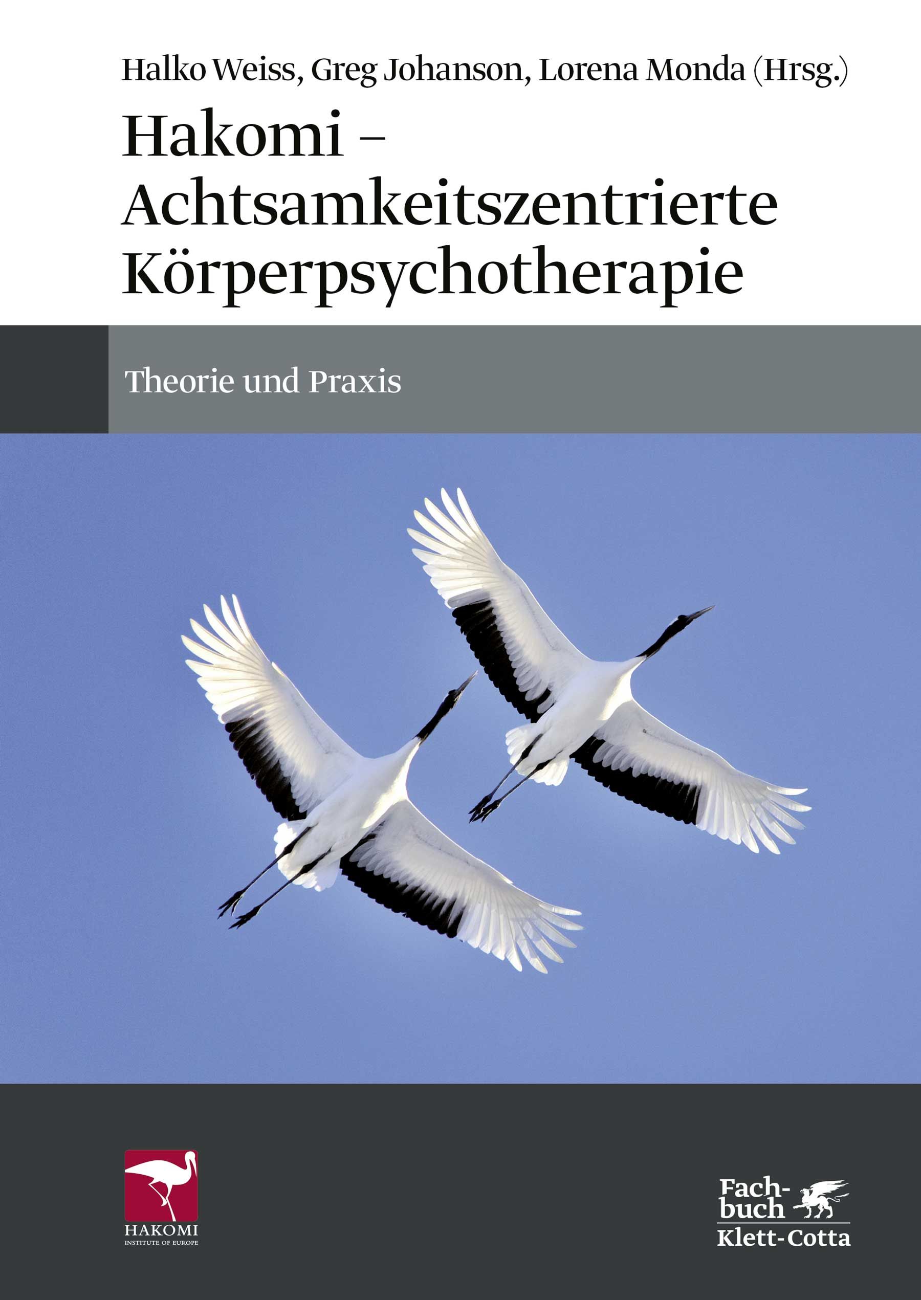 Buchcover mit Titel: Hakomi - Achtsamkeitszentrierte Körperpsychotherapie. Zwei Kraniche fliegen vor blauem Himmel. Logo: Hakomi, Klett-Cotta.
