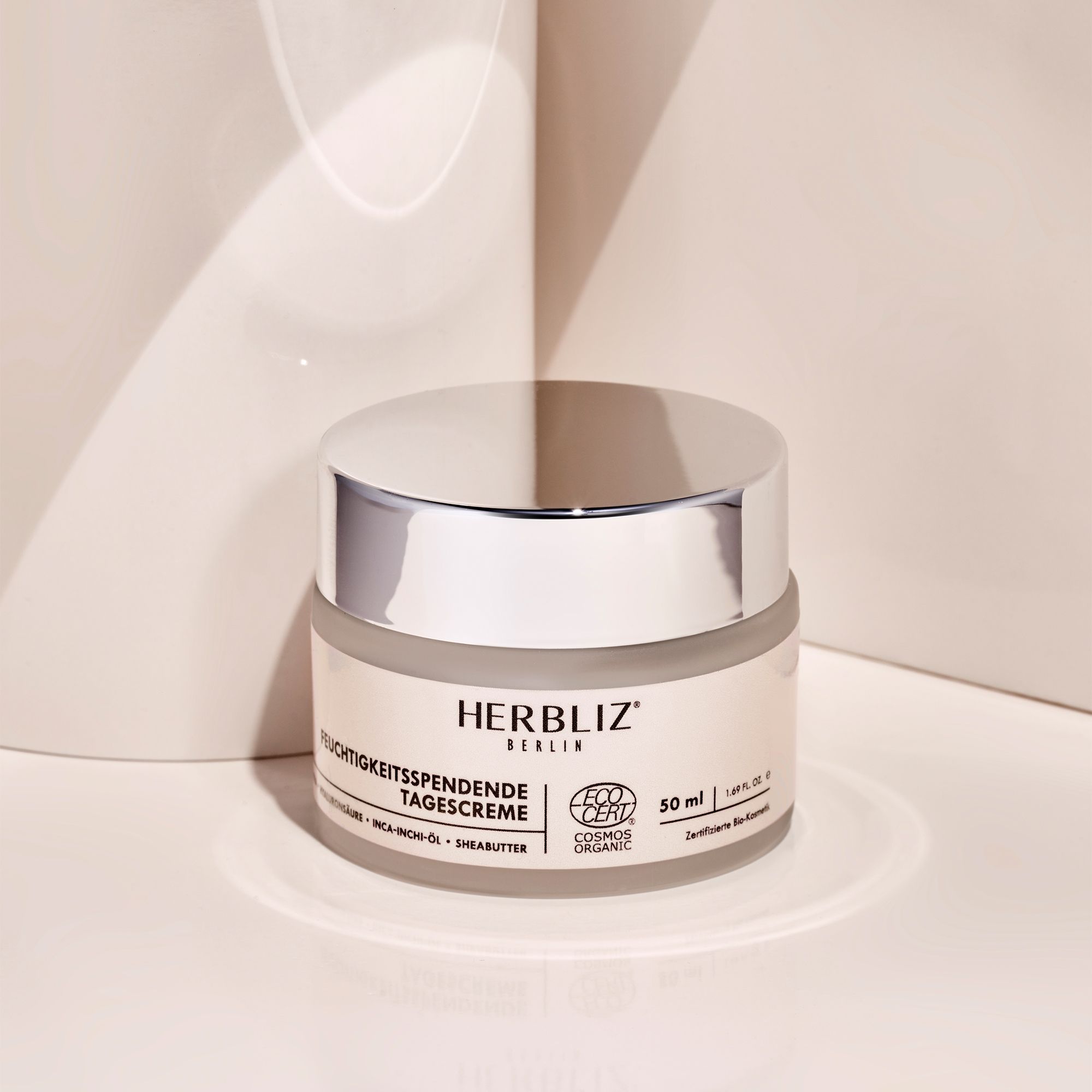 Creme-Glas mit silbernem Deckel. Aufschrift: HERBLIZ, Feuchtigkeitsspendende Tagescreme, ECO CERT, 50 ml.