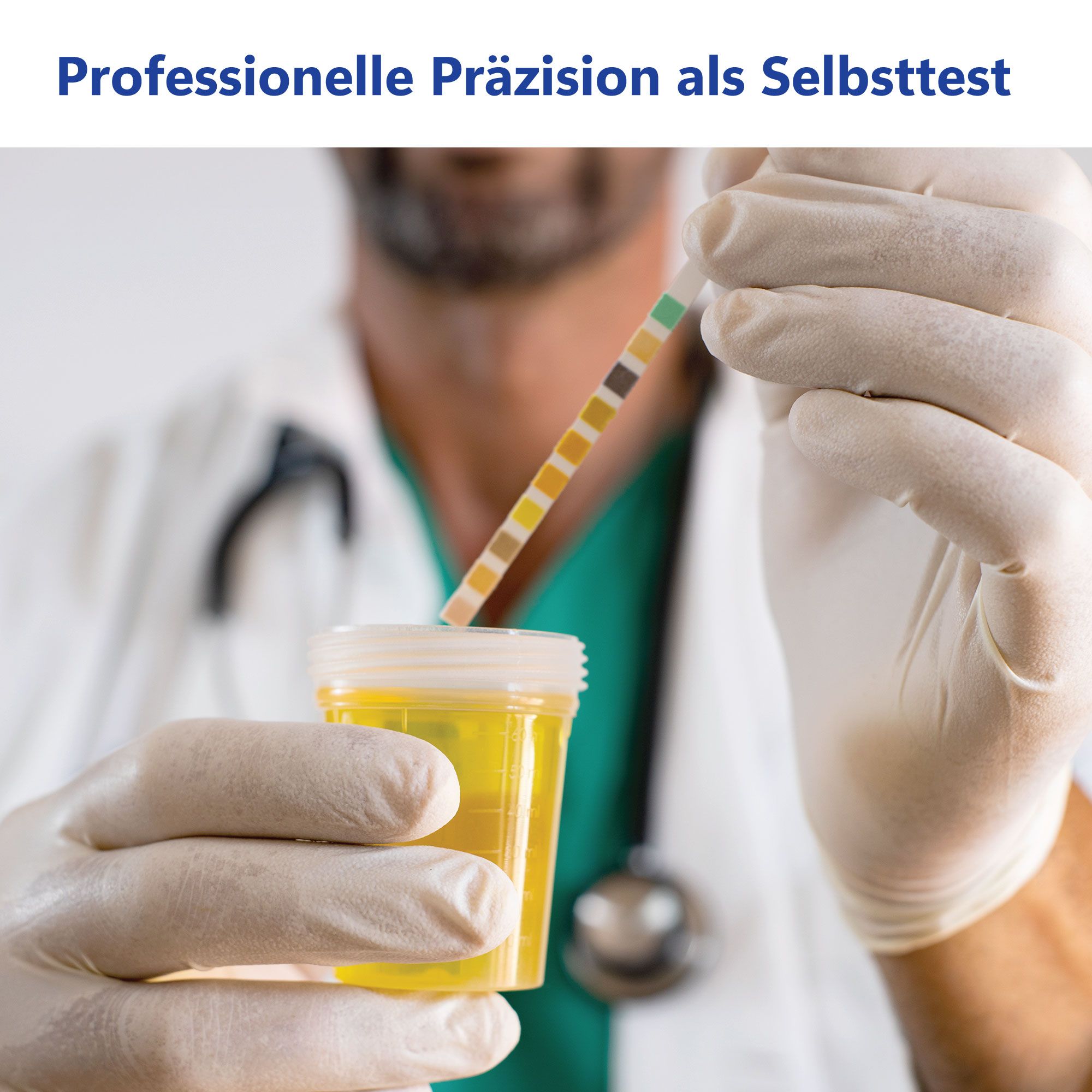 Arzt mit Handschuhen hält Teststreifen und Urinprobe. Text: Professionelle Präzision als Selbsttest.