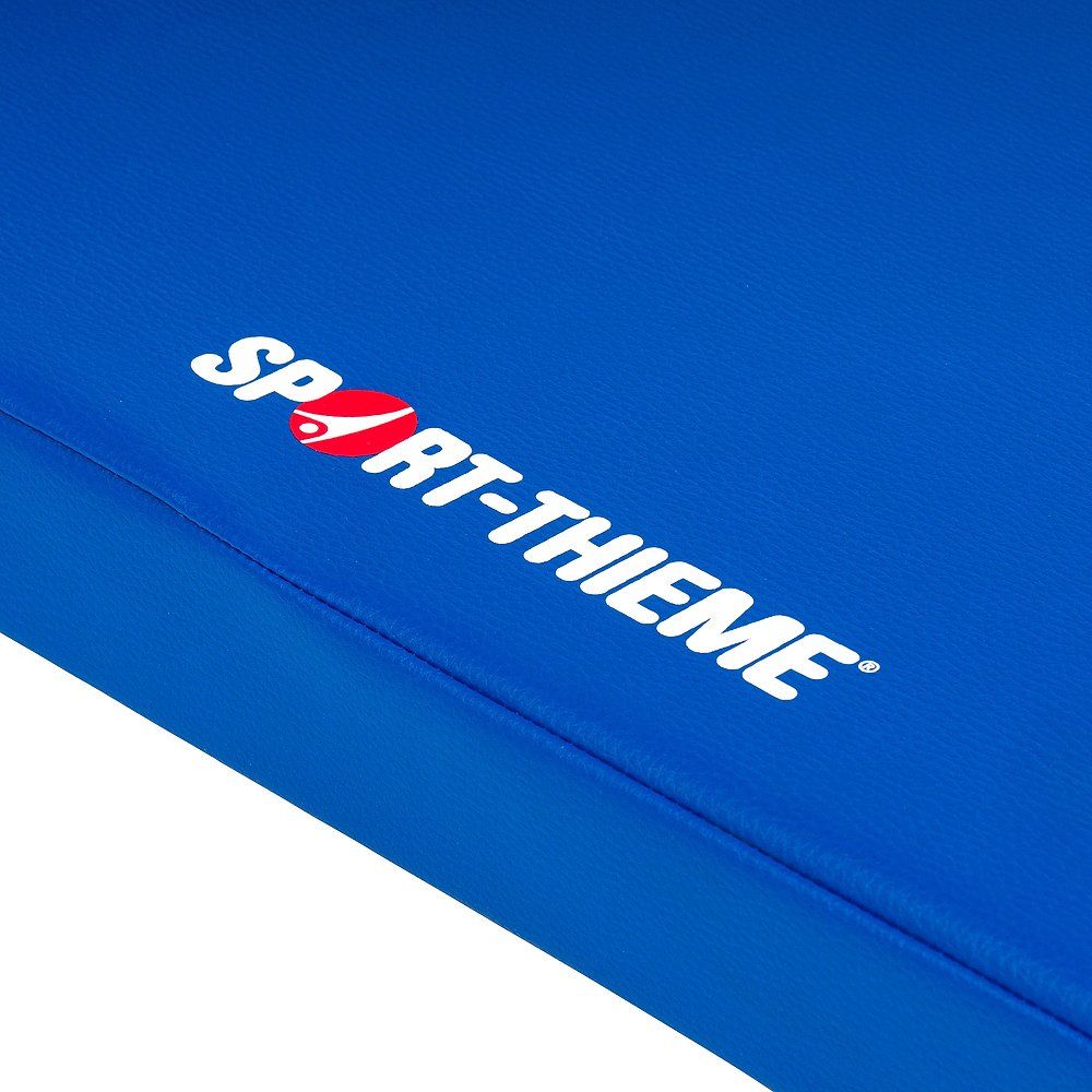 Nahaufnahme der blauen Matte. "SPORT-THIEME" Logo in Weiß und Rot.