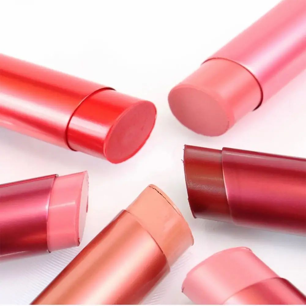 Mehrere Lippenstifte in verschiedenen Rottönen. Die Lippenstifte sind teilweise geöffnet und zeigen die Farbe.