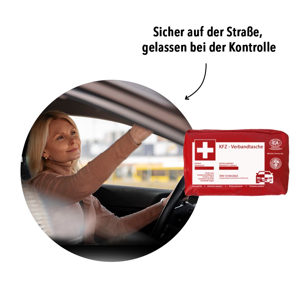 Frau im Auto mit roter KFZ-Verbandtasche. Text: Sicher auf der Straße, gelassen bei der Kontrolle.