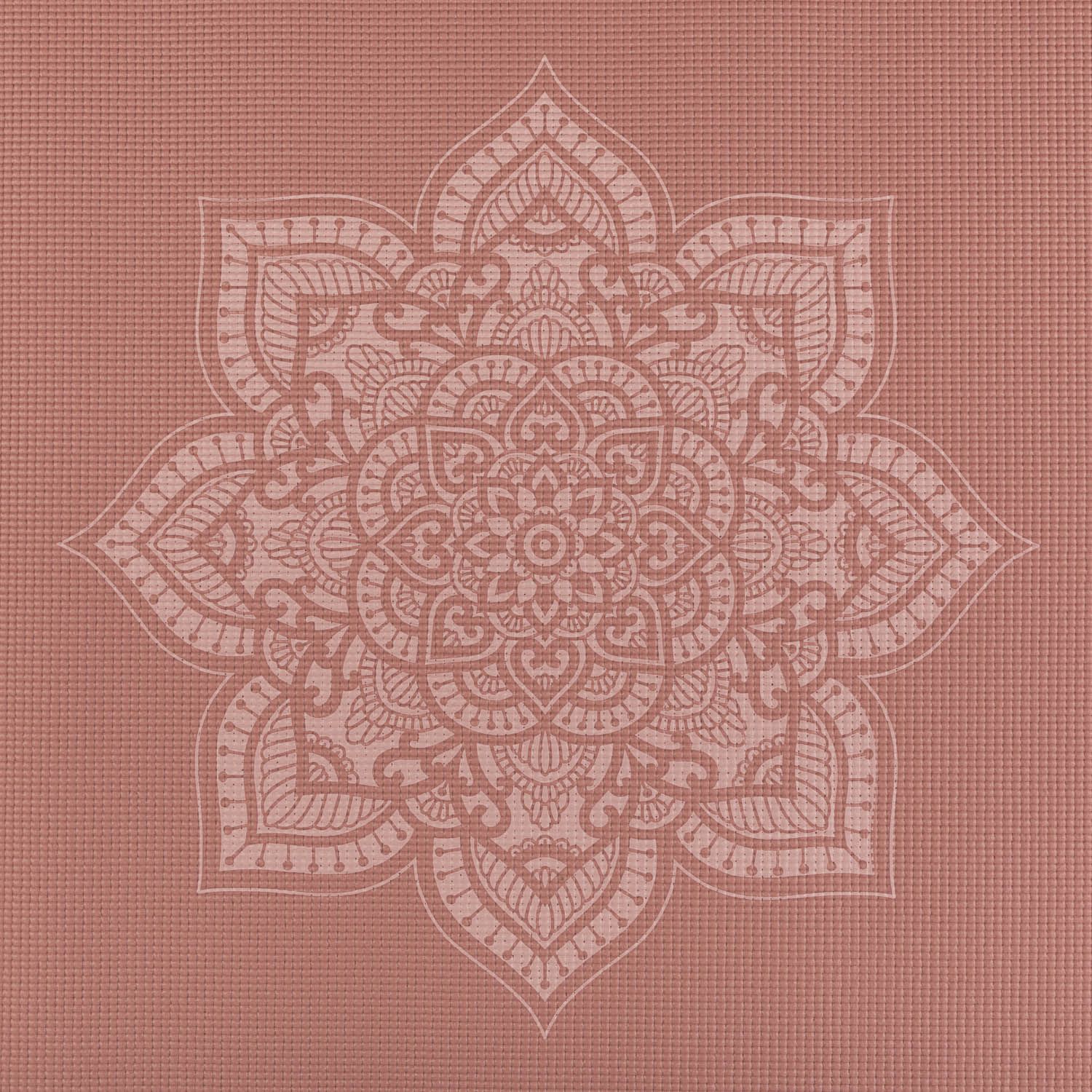 Nahaufnahme einer rosafarbenen Yogamatte mit Mandala-Muster. Detailliertes, weißes Design.