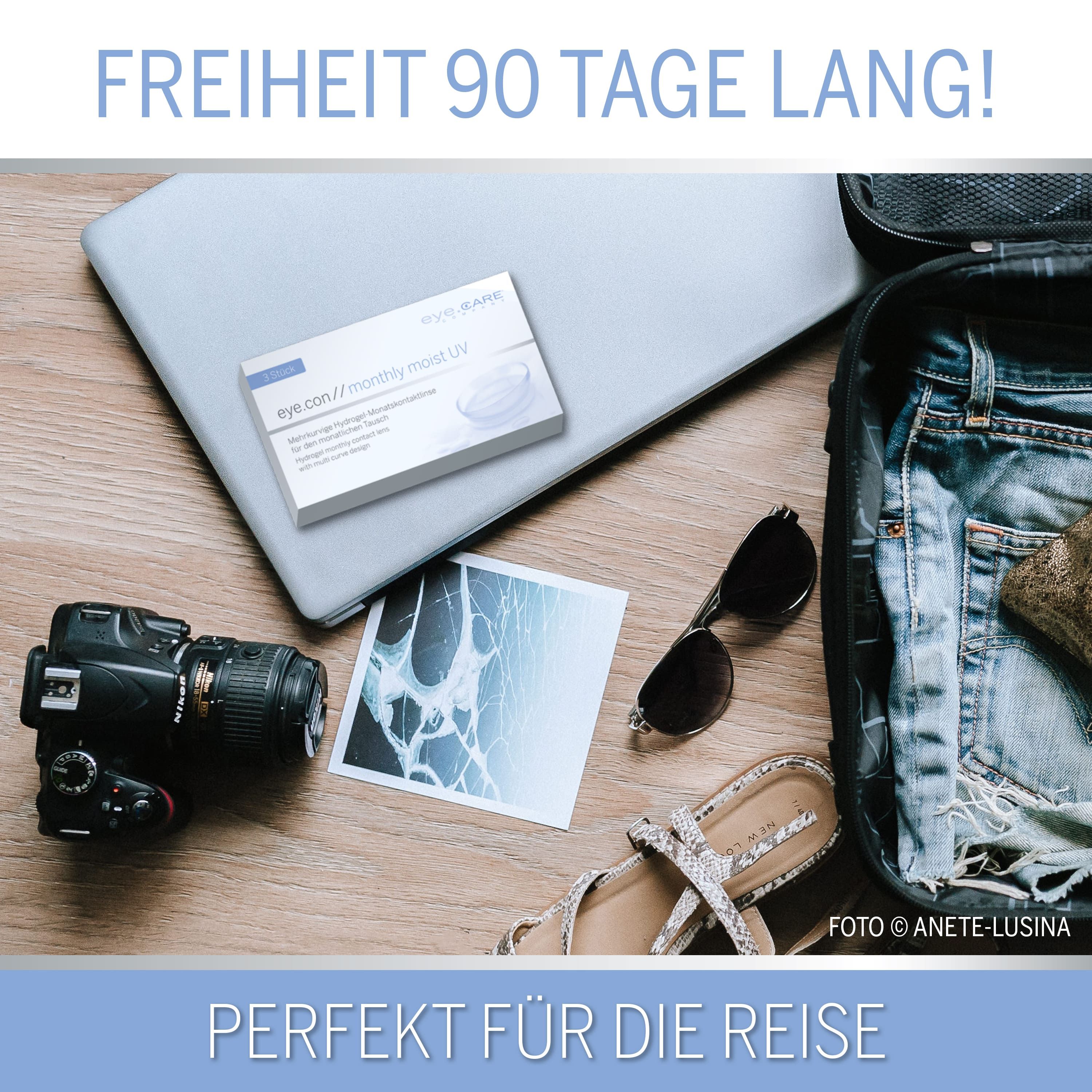 Packung eye.con monthly moist UV neben Reiseutensilien wie Kamera und Sonnenbrille. Perfekt für Reisen.