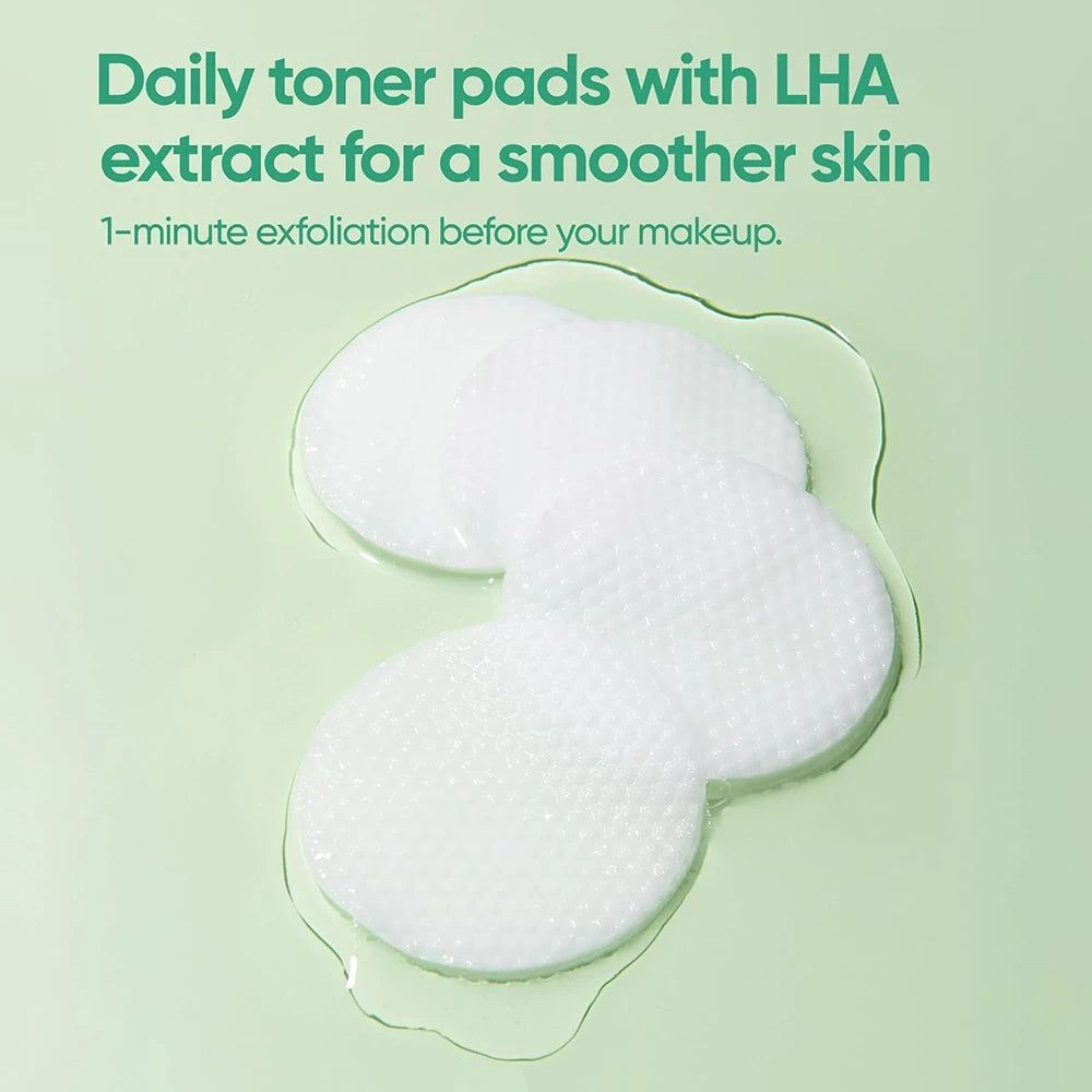 Weiße, runde Toner Pads auf Flüssigkeit. Text: Daily toner pads with LHA extract for a smoother skin.