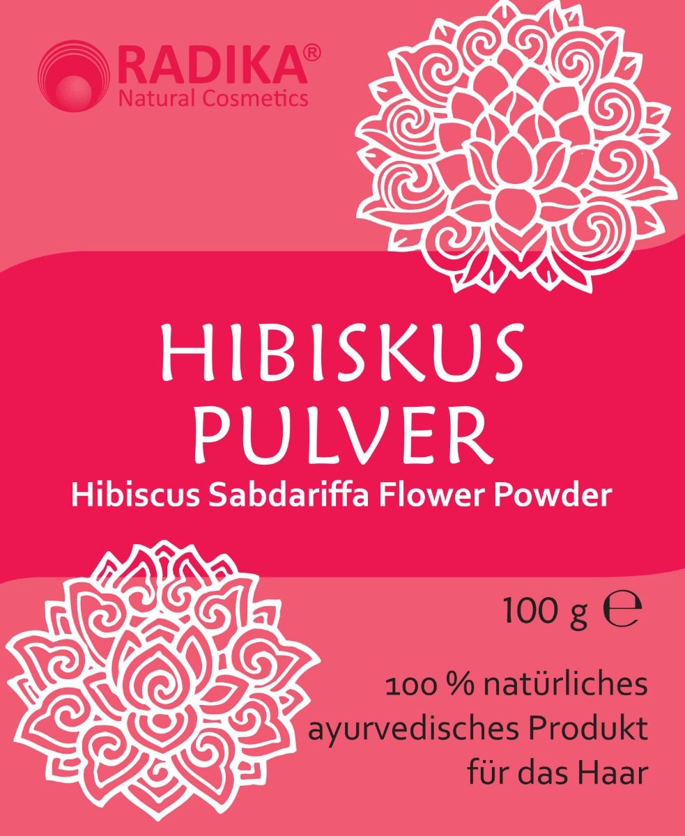 Rotes Etikett mit weißer Schrift. Aufschrift: RADIKA, Hibiskus Pulver, Hibiscus Sabdariffa Flower Powder. 100 g. 100% natürliches ayurvedisches Produkt.