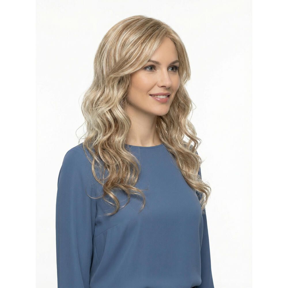 Frau mit blondgelockter Perücke im Profil. Sie trägt ein blaues Oberteil. Die Perücke hat einen Seitenscheitel.