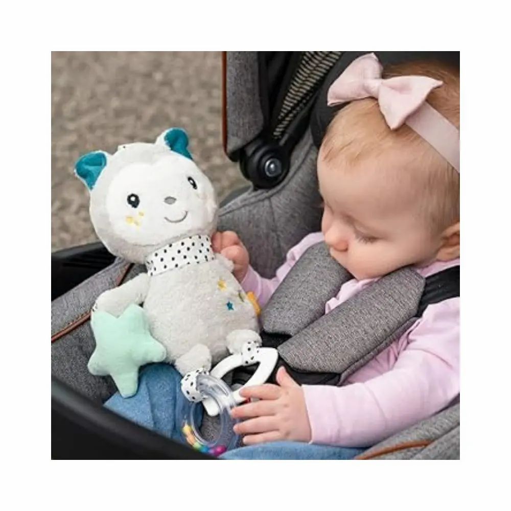 Baby im Kinderwagen mit grauem Kuscheltier. Das Kuscheltier hat blaue Ohren und einen gepunkteten Schal. Mit Stern und Spiegel.