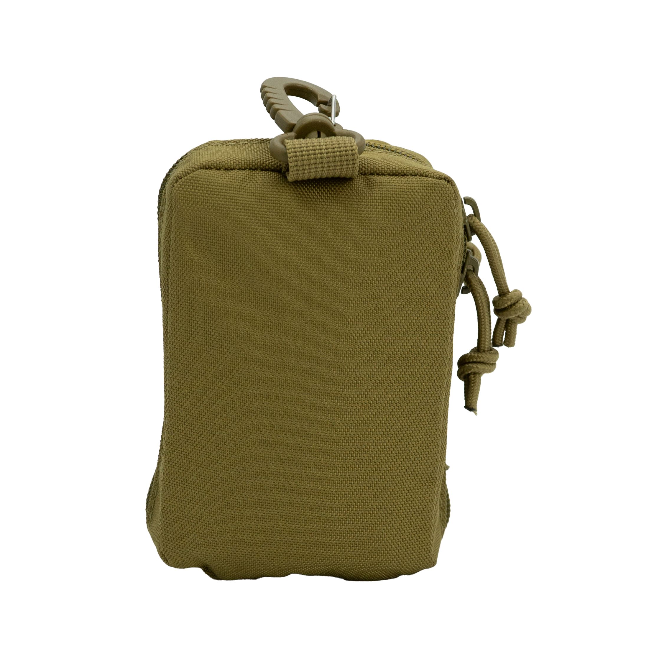 Beigefarbener Notfallrucksack, Rückseite. Mit Reißverschluss und Kordelzug. Ohne weitere Details.