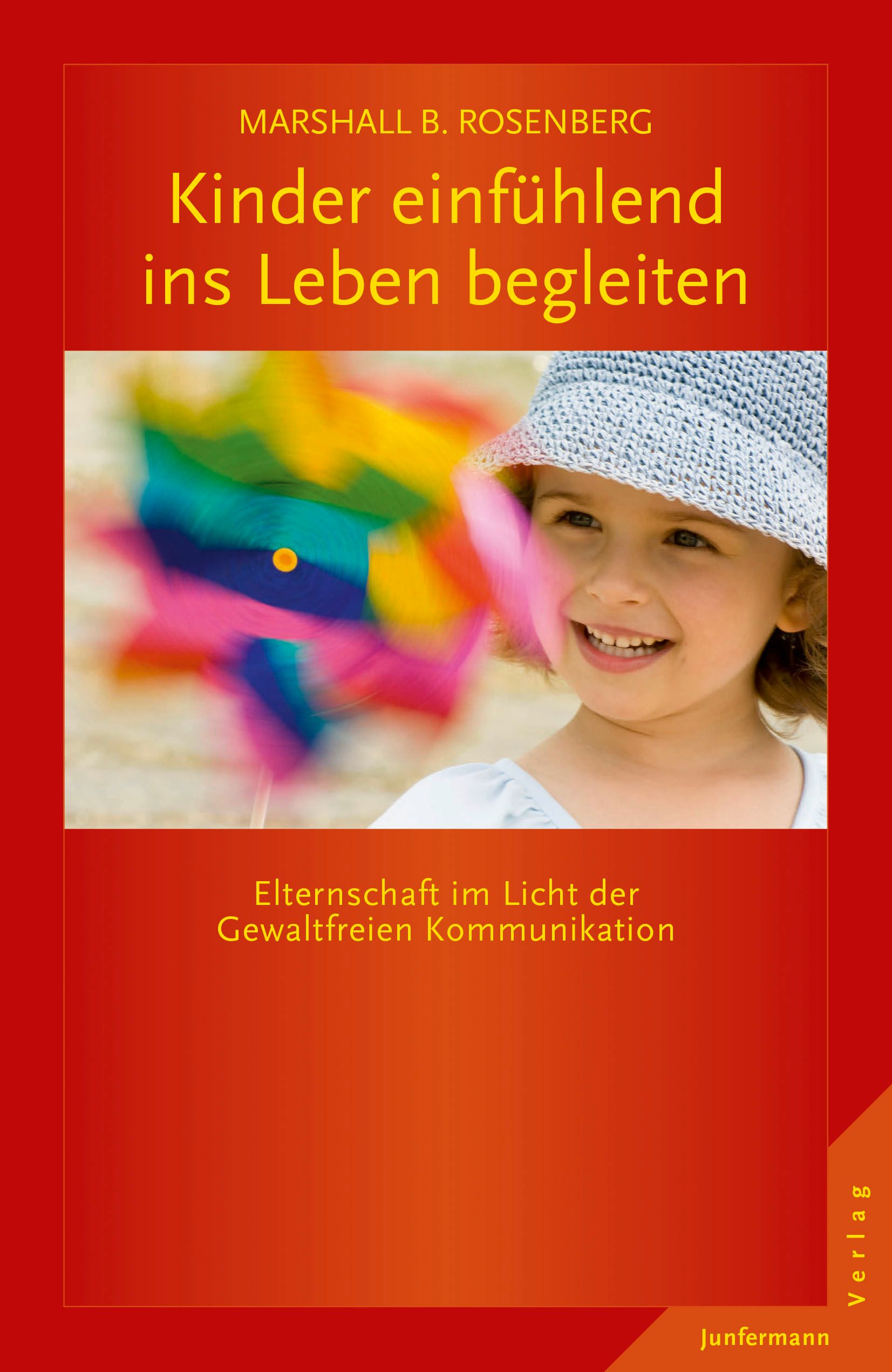 Buchcover mit Titel: Kinder einführend ins Leben begleiten. Autor: Marshall B. Rosenberg. Verlag Junfermann. Kind mit Hut.