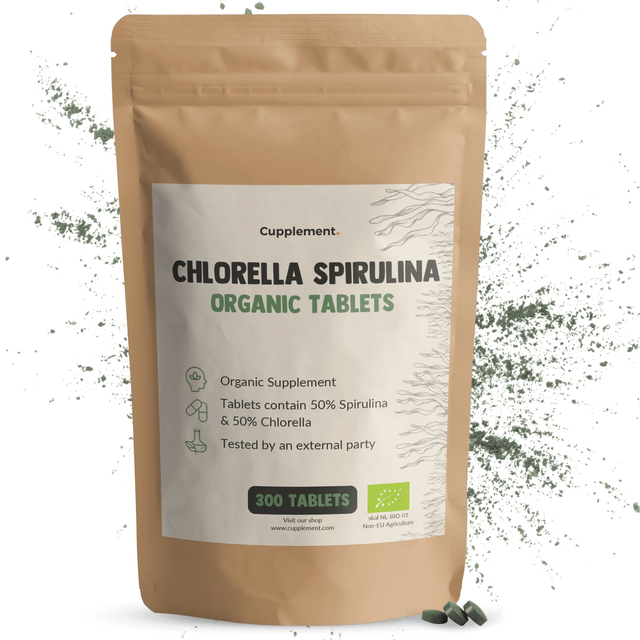 Beutel mit Tabletten. Aufschrift: Chlorella Spirulina Organic Tablets. 300 Tabletten. Grünliche Tabletten liegen daneben.