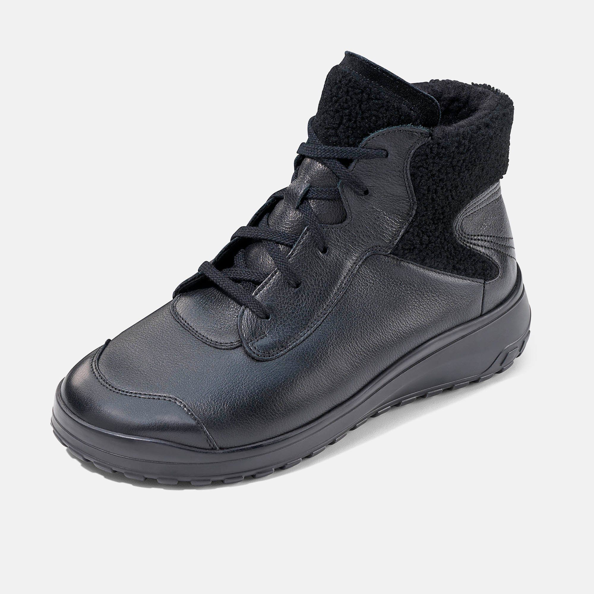 Schwarze Damen-Stiefelette aus Leder, schräge Ansicht, breite Passform, Lammfellfutter.